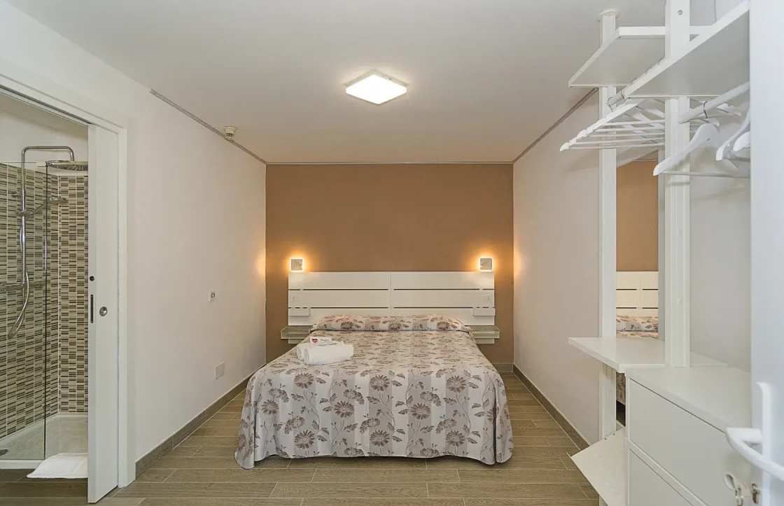Camera Superior piano terra con letto matrimoniale e arredamento moderno.