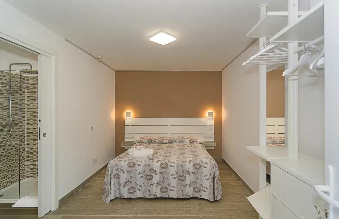 Camera Superior piano terra con letto matrimoniale e arredamento moderno.