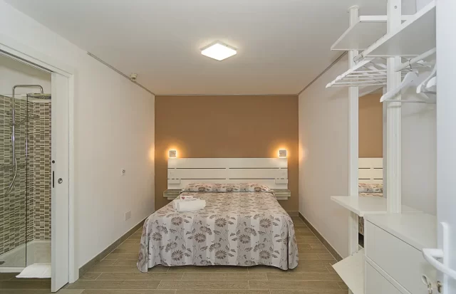 Camera Superior piano terra con letto matrimoniale e arredamento moderno.